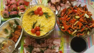 Стол на Новый год 2025: что нельзя готовить в год Змеи, чтобы не разозлить хозяйку года, и какие блюда принесут счастье