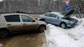 На улице Нахимова столкнулись «Фольксваген» и «Рено», пострадали два человека