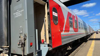 Выкупил всё купе и пошел перекусить — вернулся, а там сидят мама с сыном