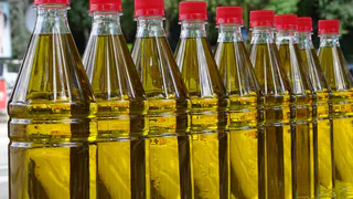 Янтарная отрава в прозрачной бутылке: Роскачество назвало худшие бренды растительного масла