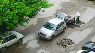 В Рязани люди сами "латают" ямы во дворах