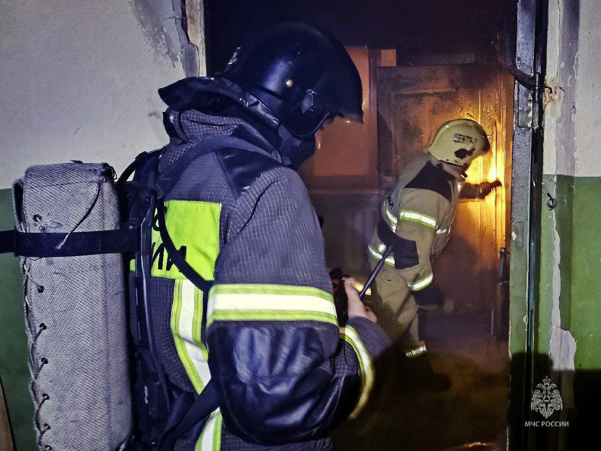 В Челябинске из-за пожара в квартире эвакуировали десятки человек