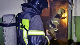 В Челябинске из-за пожара в квартире эвакуировали десятки человек 