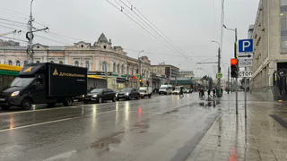 На площади в Рязани огородили яму, из-за которой пострадали машины