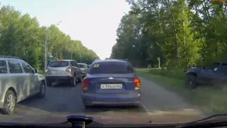 Ездок по обочине наказал себя сам, свалившись в кювет