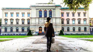 Рязанка прогулялась возле здания европейского отделения ООН в Швейцарии