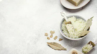 Лавровый лист засыпаю солью — всё лето не нарадуюсь своей хитрости: полезный совет для всех домохозяек