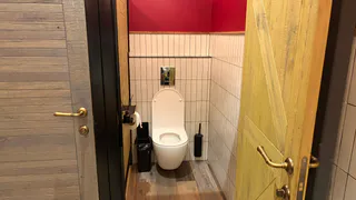 Чтобы в туалете всегда вкусно пахло: гениальный лайфхак с втулкой, который работает лучше аэрозолей