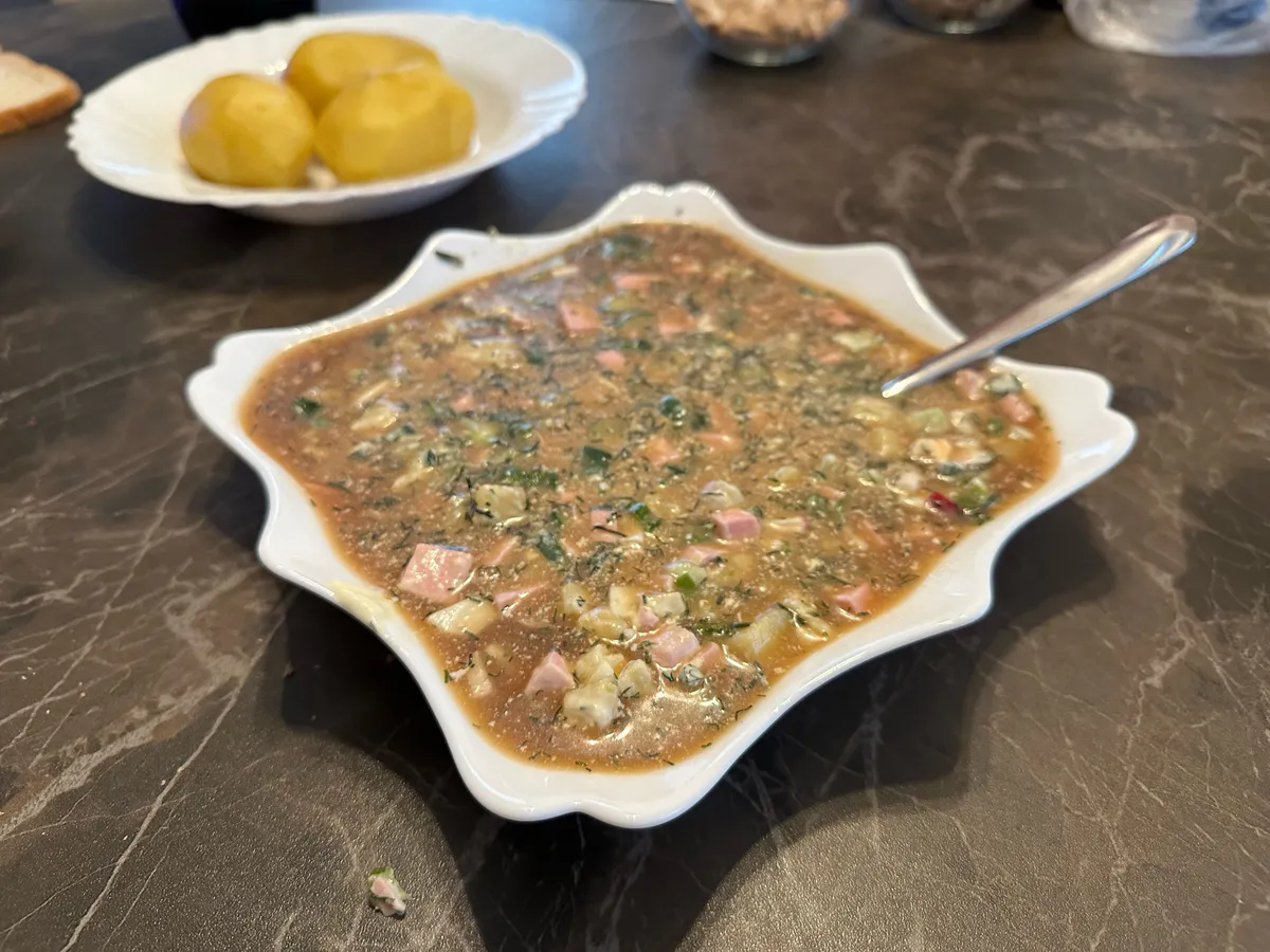 От такого варианта окрошки домашних за уши не оттащишь - все лето едят только ее и добавку просят