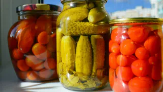 Универсальный маринад "3−6−9": огурцы получаются суперхрустящими, а помидоры просто тают во рту — проверенный годами рецепт