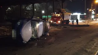 В Магнитогорске водитель внедорожника снес столб и остановил движение трамваев