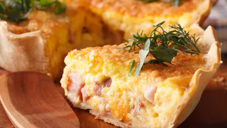 Заливной рыбный пирог выручит занятых людей: быстро готовим начинку и тесто — подаём на стол сытный ужин