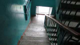 Моют только первый этаж: рязанцы жалуются на грязный подъезд дома на Ленина