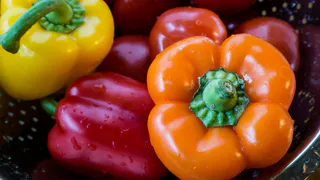 Перцы обожают эту подкормку: после неё сразу идут в рост и заваливают кусты урожаем — проверено не раз