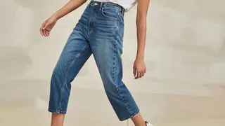Джинсы с эффектом тихой роскоши: почему укороченная длина снова стала хитом