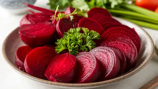 Варю свеклу по-новому: 20 мин в кастрюле без воды - получается рубиновая и сладкая: надо знать одну хитрость  