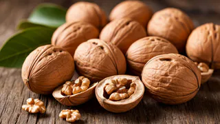 Теперь грецкие орехи не колю молотком - использую бутылку: легко как щелкать семечки - ядро целое, никаких крошек