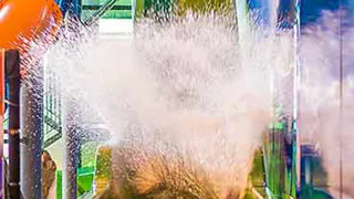 В Рязанском аквапарке мужчина сломал ногу при спуске с горки 