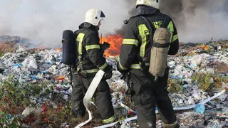 На Ряжском шоссе в Рязани пожар на свалке тушили 18 человек
