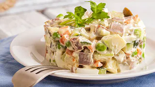 Удивительная замена надоевшего всем Оливье: салат Киевский — гости сметут его первым со стола