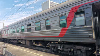 "Купили верхнюю полку - сидите на ней": спускаться на нижние полки в поездах теперь настрого запрещено: в РЖД удивили россиян новым правилом