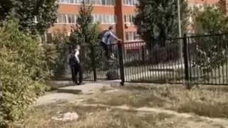 Чтобы попасть на уроки, дети лезут через забор