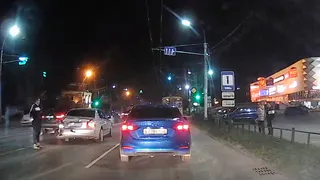 На Московском лихач на пикапе "подбил" две машины и скрылся