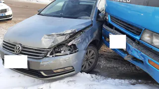 Есть пострадавшие: на улице Типанова грузовик врезался в иномарку