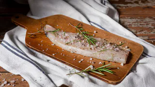 Дешёвая скумбрия вкуснее красной рыбы. Рецепт за 30 минут: как быстро засолить скумбрию