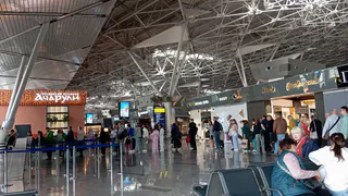 Почему не стоит выбрасывать бутылки с водой на досмотре в аэропорту: делюсь полезным лайфхаком для пассажиров