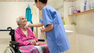 Москва внедряет инновационные стандарты заботы о пожилых и маломобильных гражданах