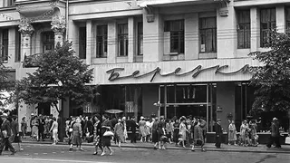 В Москве и Санкт-Петербурге вновь заработали валютные магазины