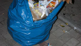 Остановка на улице Новаторов превращается в свалку