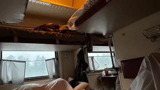 В плацкарт вошла уважаемая пожилая дама. Пришлось уступить низ, и это было лучшее решение