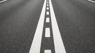 Редкая разметка с прерывистой линией между двумя сплошными — что она значит и разрешено ли её пересекать