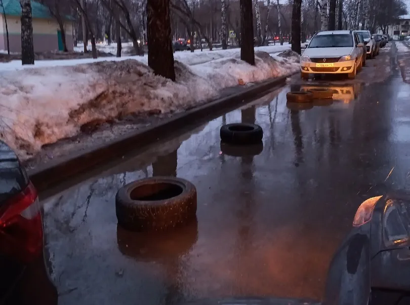 Незаконный захват: в Нижнекамске автомобилисты остались без парковочных мест