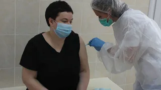 В новогодние праздники брянцев продолжат вакцинировать от COVID-19