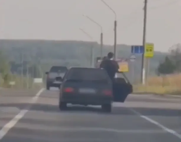В столице Коми автоинспекторы наказали водителя ВАЗа за экстремальную перевозку людей