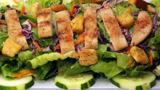 Никогда не покупаю салат «Цезарь» в магазинах — готовлю сам, без майонеза и лишнего, вкуснее любого ресторанного варианта