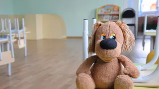 Следствие ведет проверку: детсадовские воспитатели забыли на улице ребенка