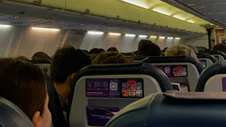 «Мне платили 4 миллиона в месяц, и миллиардеры позволяли себе все, что хотели». Стюардесса рассказала правду о работе на частных самолетах