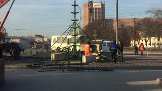 Праздник к нам приходит: на площади Ленина в Рязани начали устанавливать новогоднюю ёлку