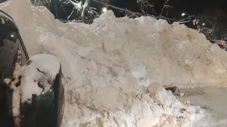 В Пензе продолжается борьба с огромными снежными завалами