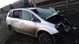 В сети появилось видео с места ДТП в Рыбном: минивэн врезался в опору ЛЭП