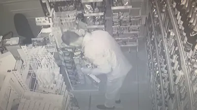 Голодный преступник: в Татарстане ночью вор разбил стекло в магазине, чтобы вынести продукты