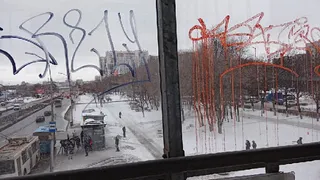 «А зачем?»: вандалы изрисовали обновлённый переход у «Таможни»