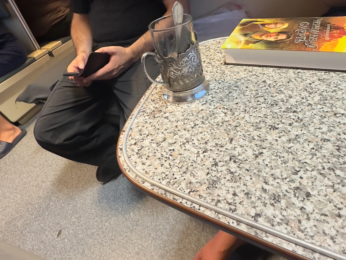 Вернулся в вагон, а на моей полке и белье уже лежит соседка: странный поступок попутчицы 
