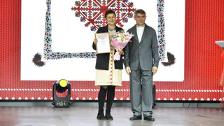 Глава Чувашии отметил лучших вышивальщиц на празднике Дня чувашской вышивки