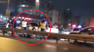 Соцсети: у ТРЦ Премьер задержали молодых людей на Тойоте. Видео