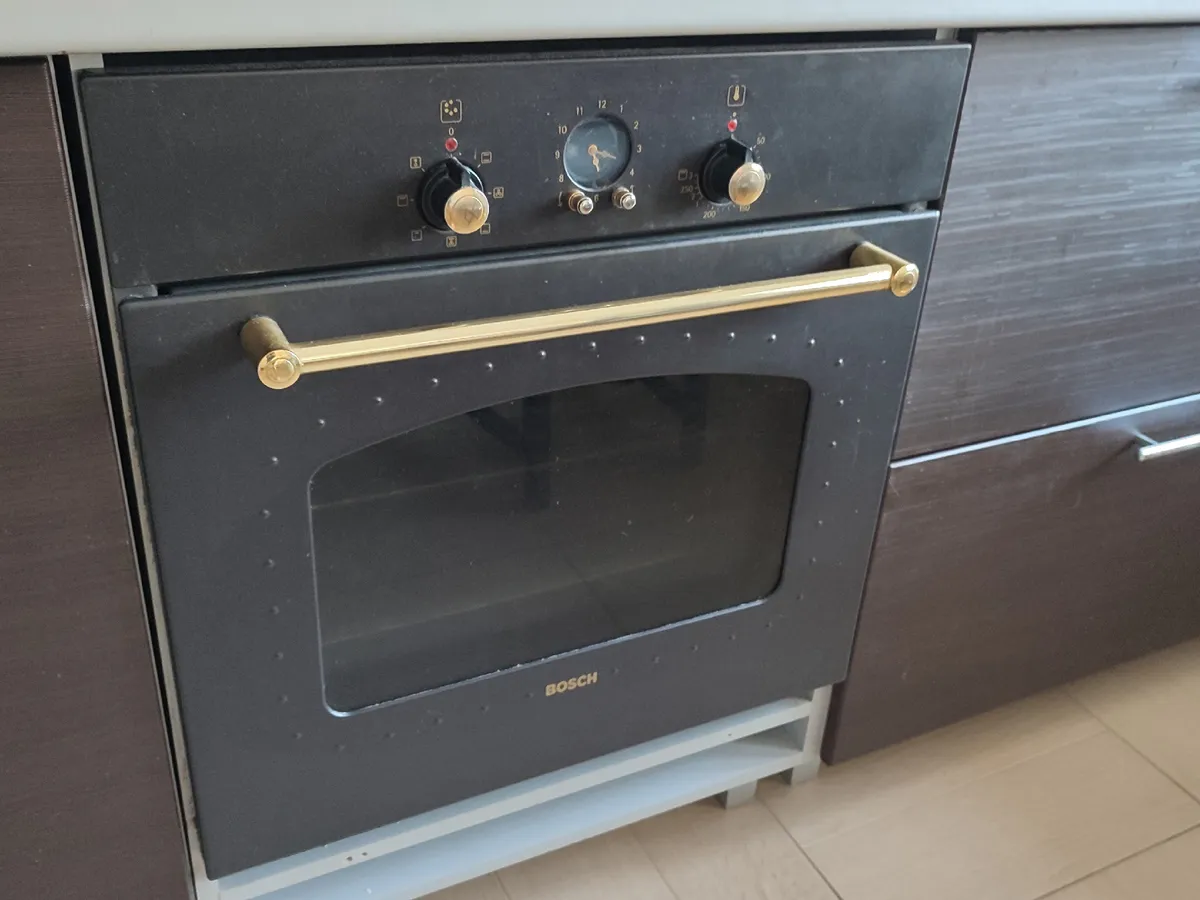 Достаточно добавить три ложки в воду — и духовка станет как новая: от липкого жира и нагара не осталось и следа — сияет, как на праздник